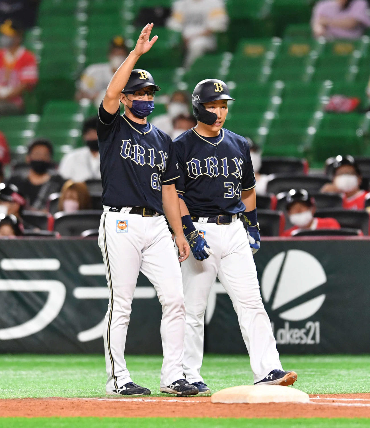 2021年9月3日、ソフトバンク対オリックス　9回表オリックス1死一塁、内野安打で出塁した吉田正（右）の代走をベンチに求める田口コーチ