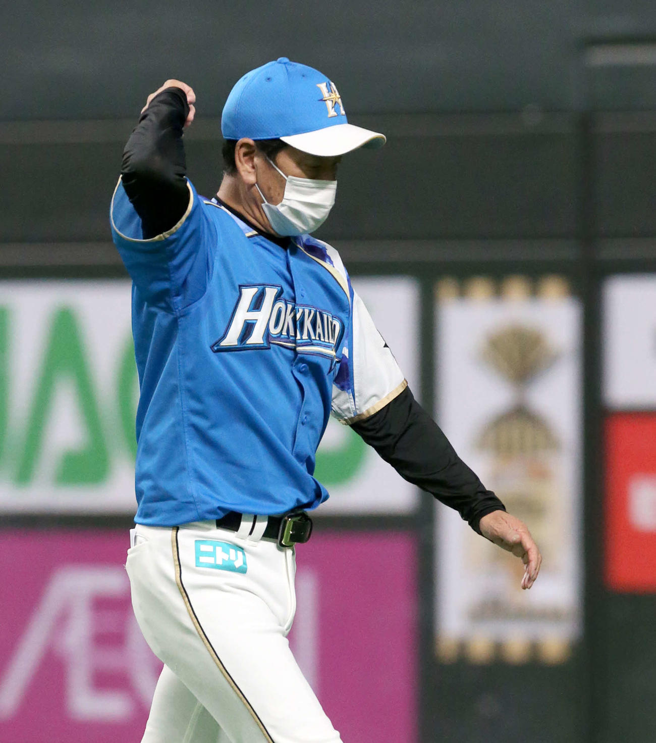 日本ハム対ロッテ　選手交代を告げベンチに戻る日本ハム栗山監督（撮影・佐藤翔太）