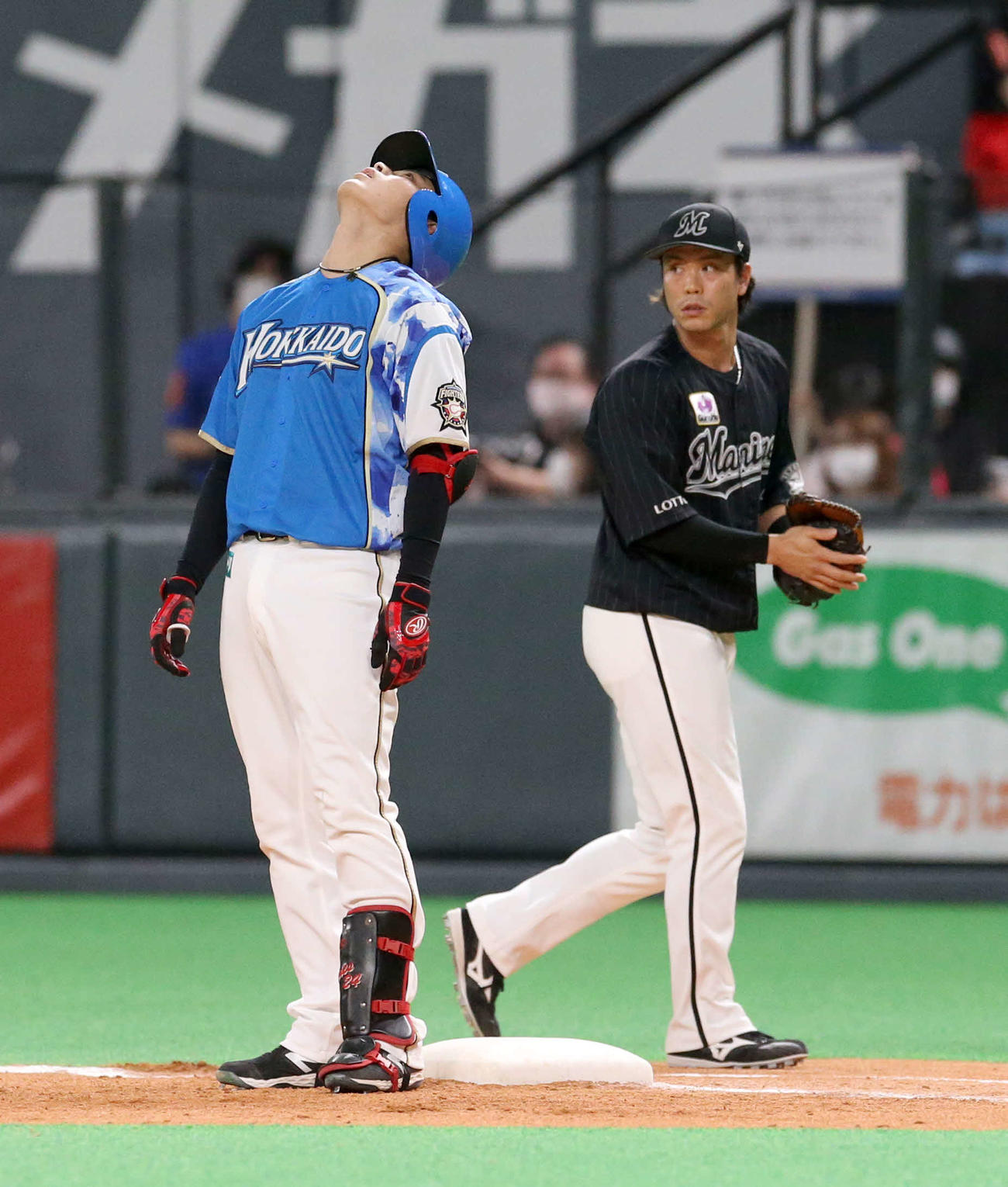 日本ハム対ロッテ　8回裏日本ハム2死二、三塁、野村は中飛に終わり天を仰ぐ（撮影・佐藤翔太）