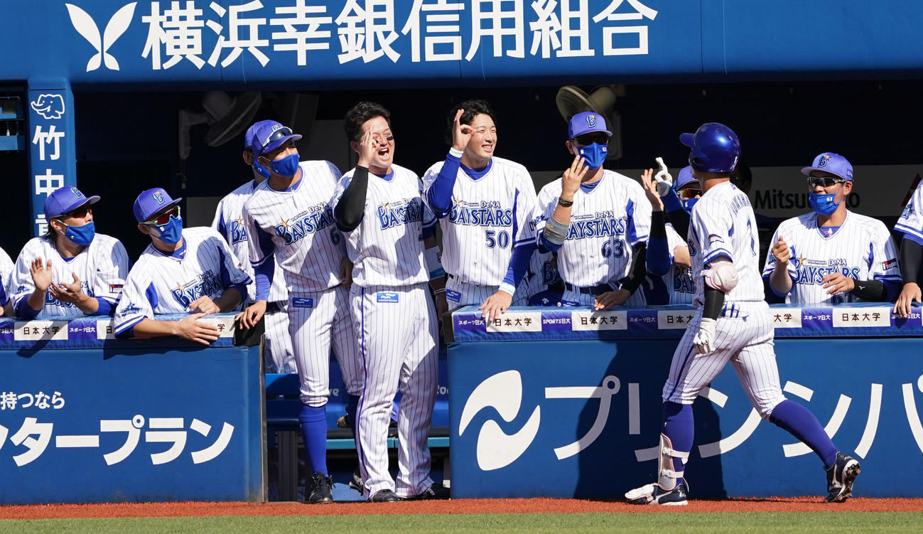 DeNA対中日　1回裏DeNA無死、左越え本塁打を放った桑原を笑顔で迎えるDeNAナイン（撮影・横山健太）