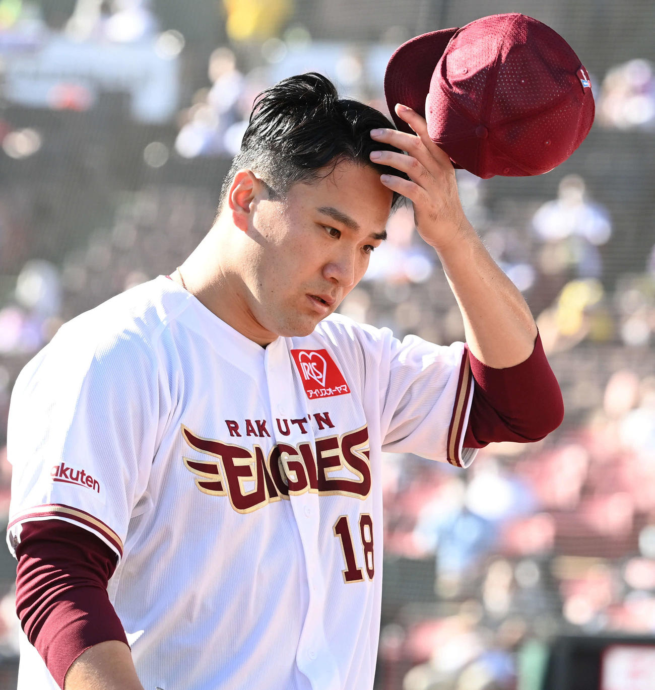 楽天対ソフトバンク　浮かない表情でベンチに戻る楽天田中将（撮影・山崎安昭）