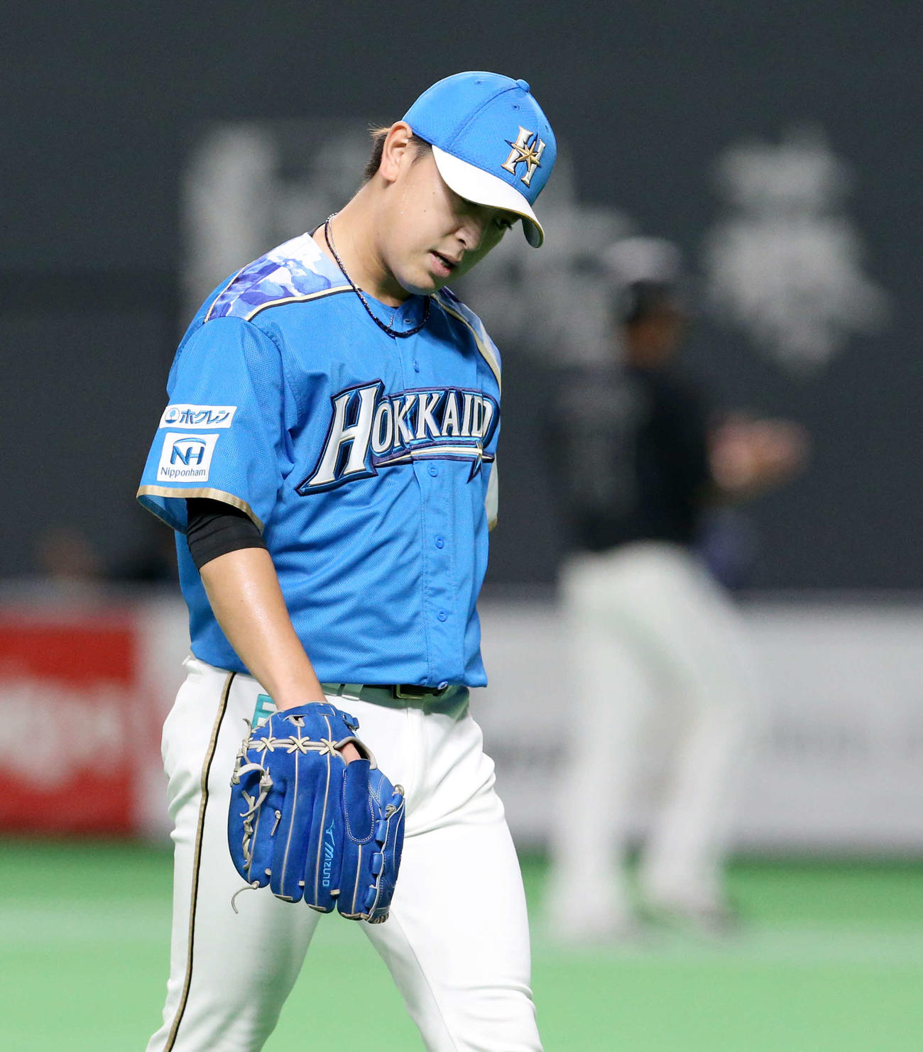 日本ハム対ロッテ　先制を許しがっかりした様子でベンチに戻る日本ハム河野（撮影・佐藤翔太）