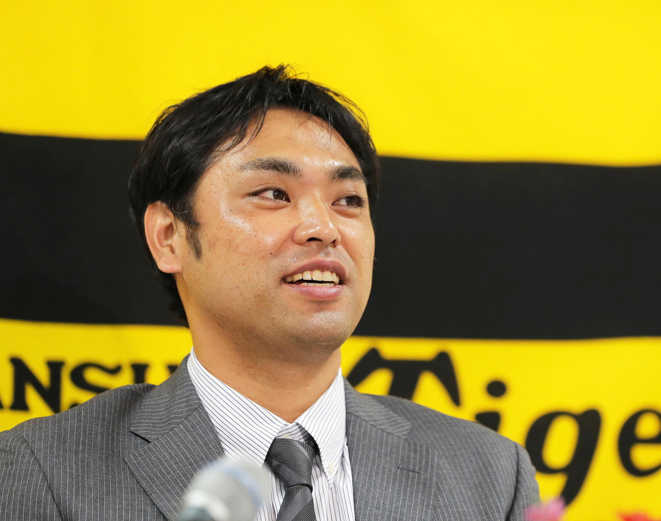 引退会見で笑顔を見せる阪神桑原（撮影・前田充）