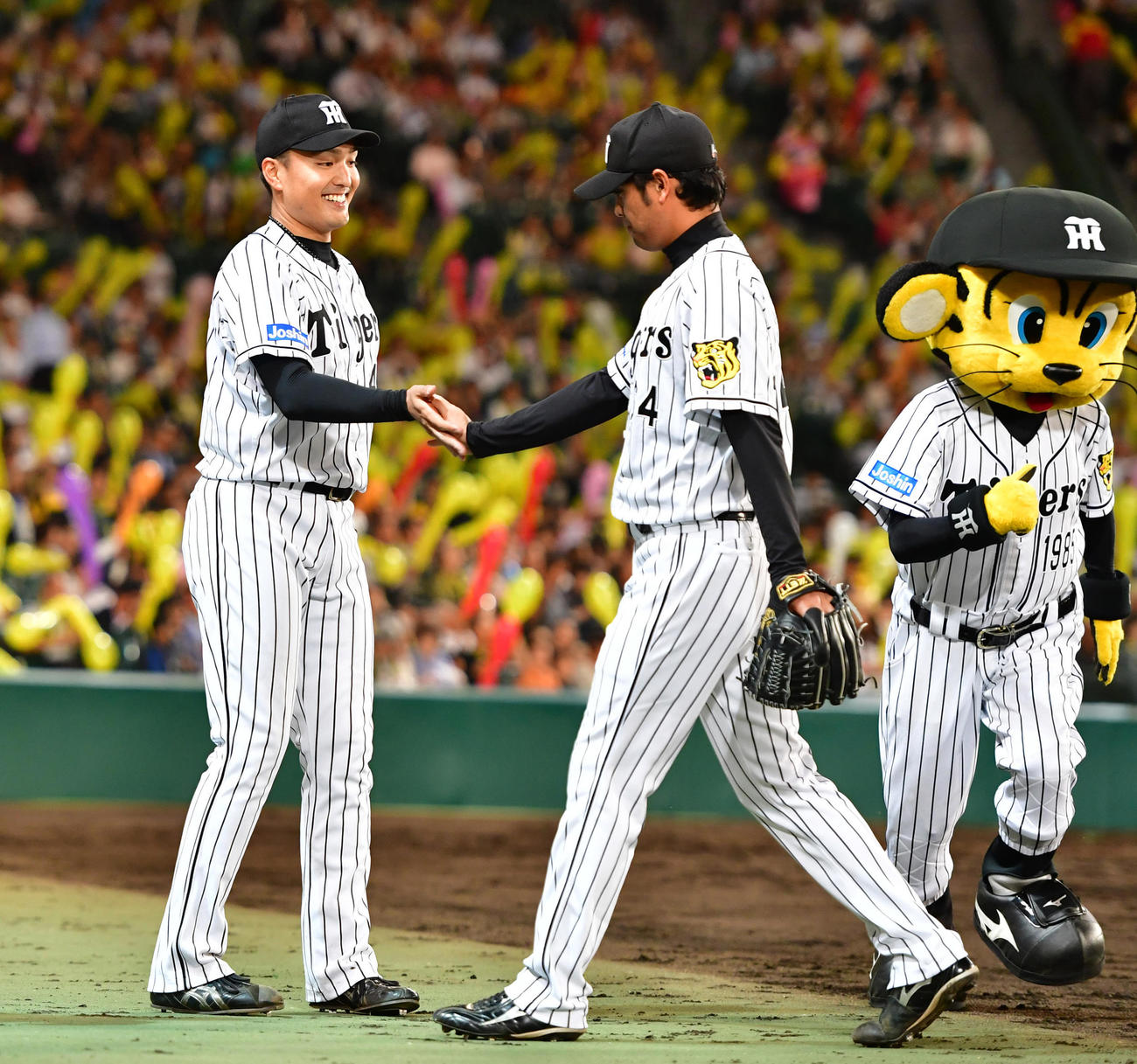 17年6月13日、西武戦で好救援を見せた桑原（右）を迎える秋山