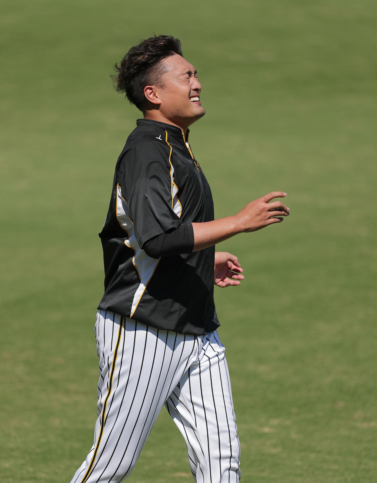ダッシュを繰り返し苦しそうな表情を見せる阪神秋山（撮影・前田充）