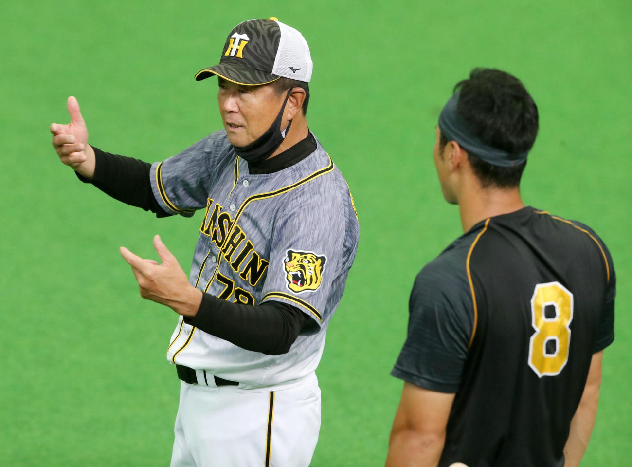 ウエスタンリーグ中日対阪神　佐藤輝明（右）と話す平田勝男2軍監督（2021年9月17日撮影）