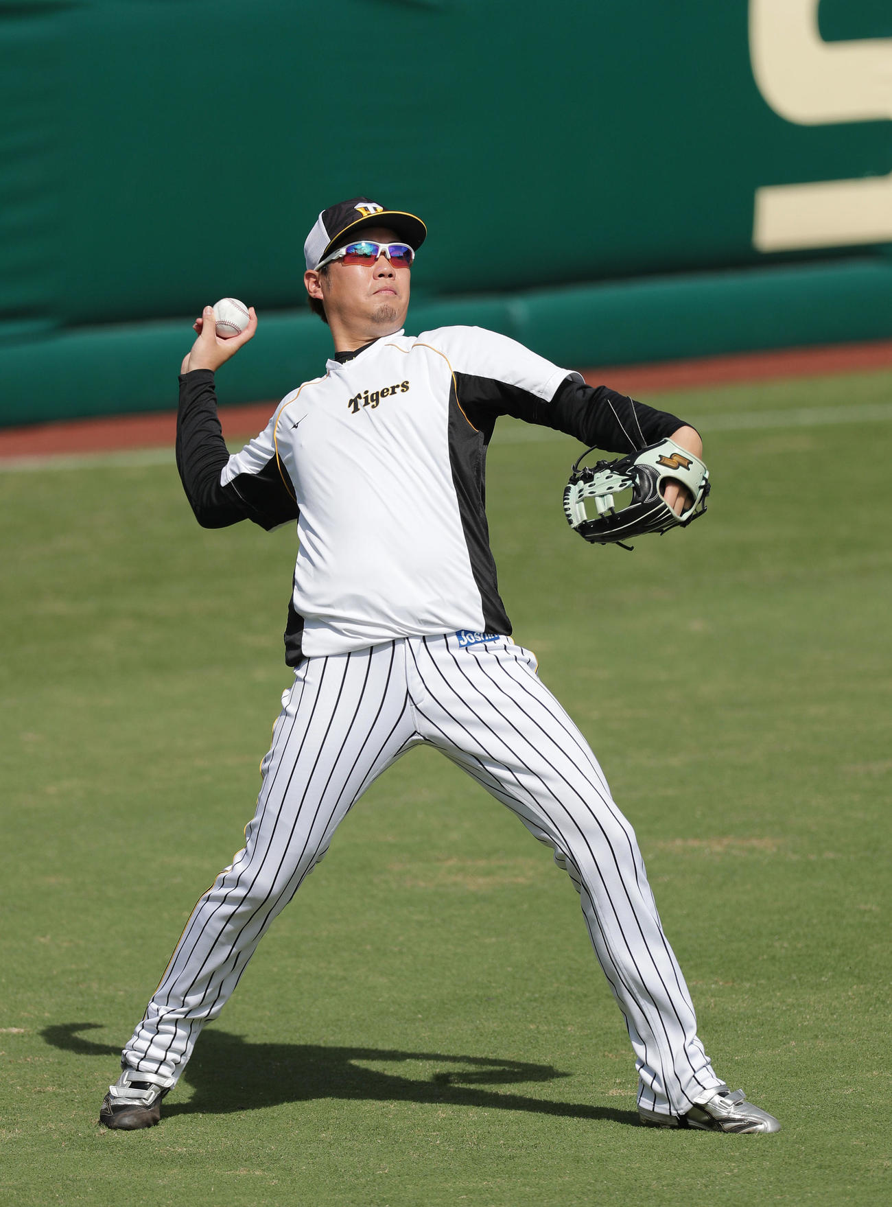 キャッチボールで調整する阪神西勇（撮影・前田充）