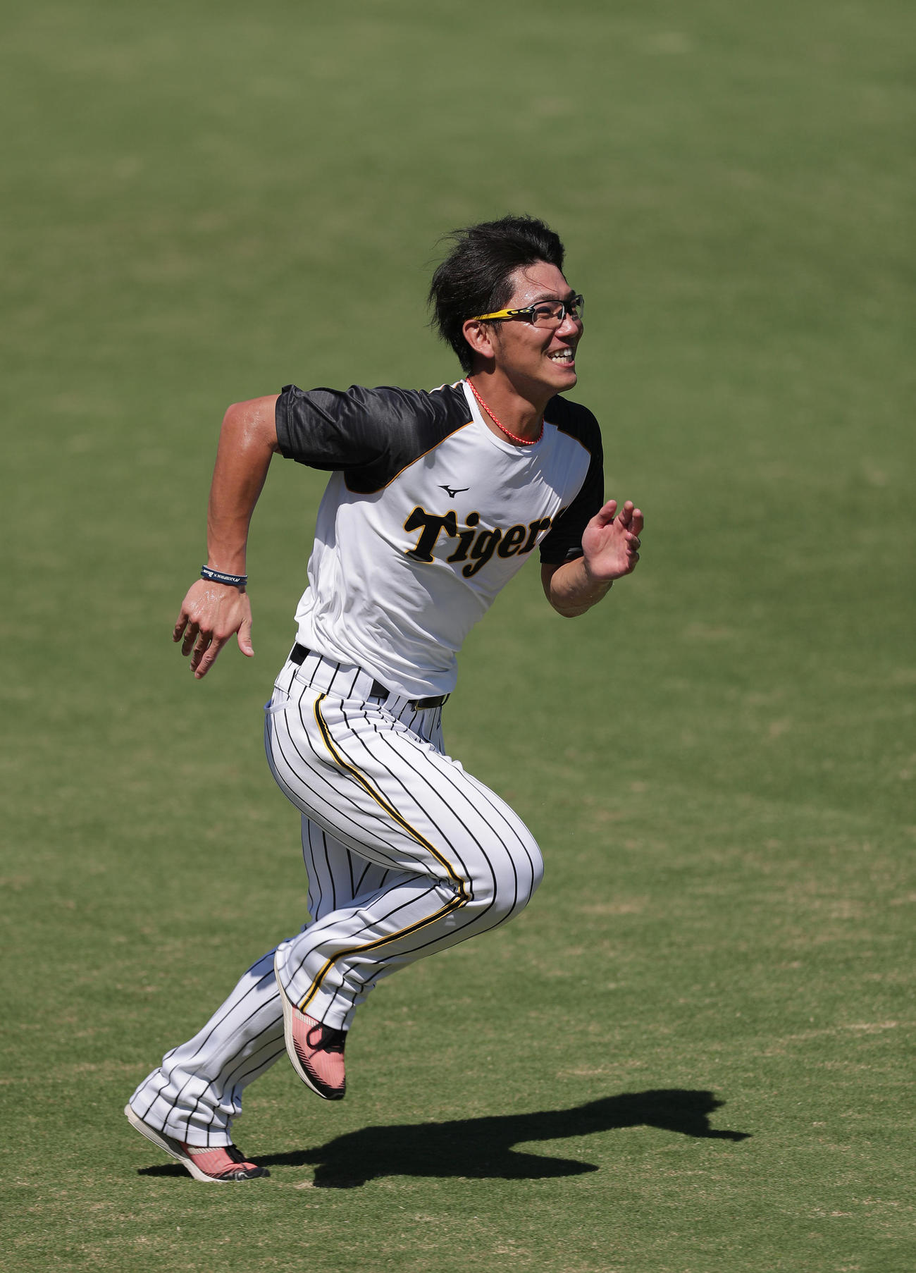 ダッシュを繰り返す阪神伊藤将司（撮影・前田充）