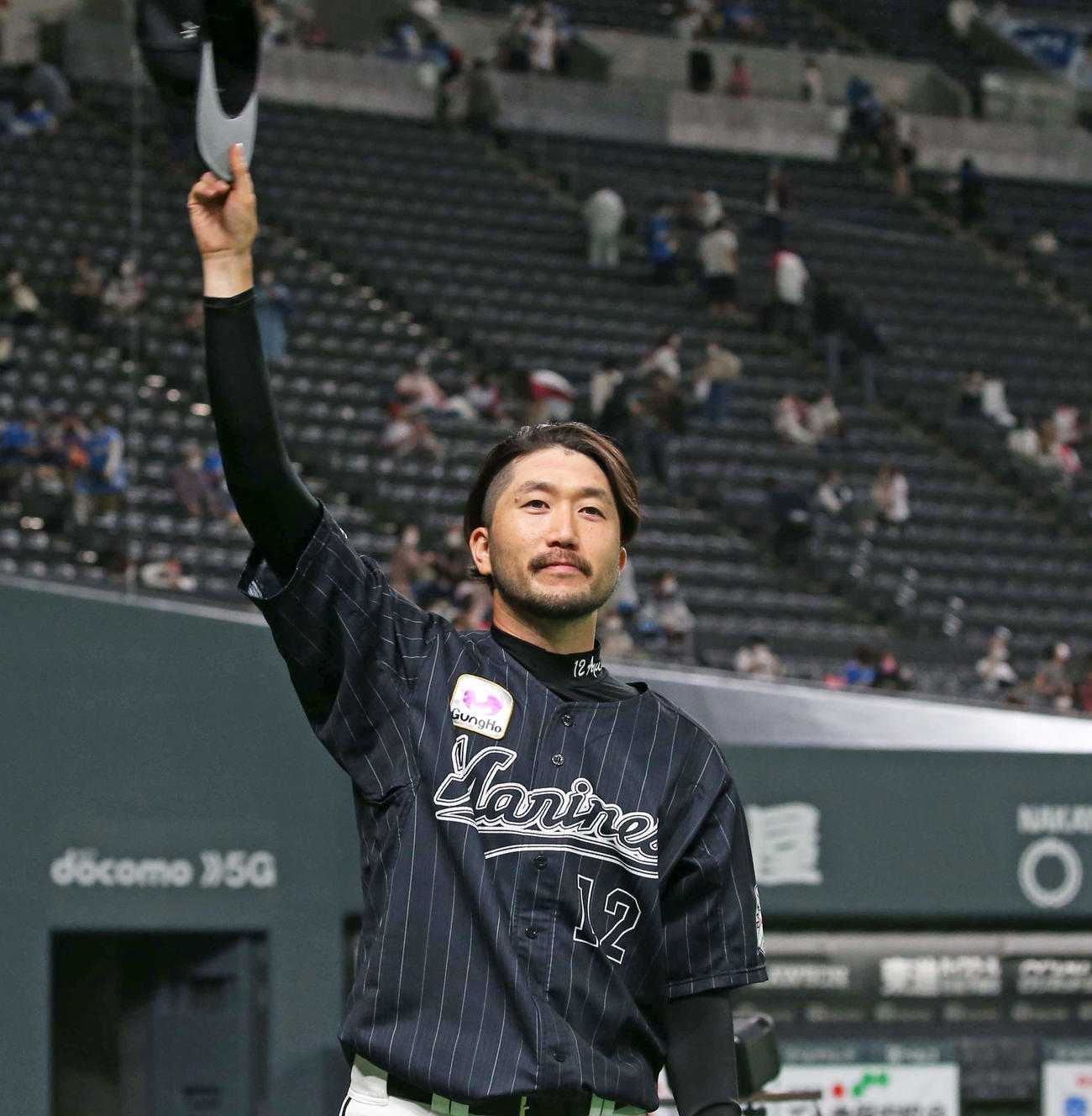 試合後、ファンに手を振る石川（撮影・黒川智章）
