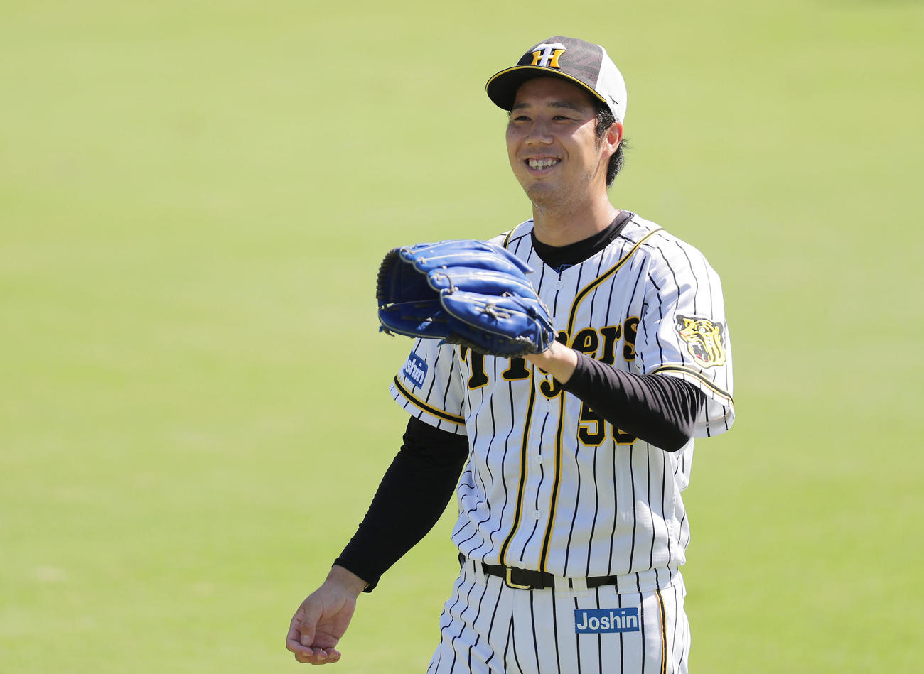 練習中、笑顔を見せる阪神青柳（撮影・前田充）