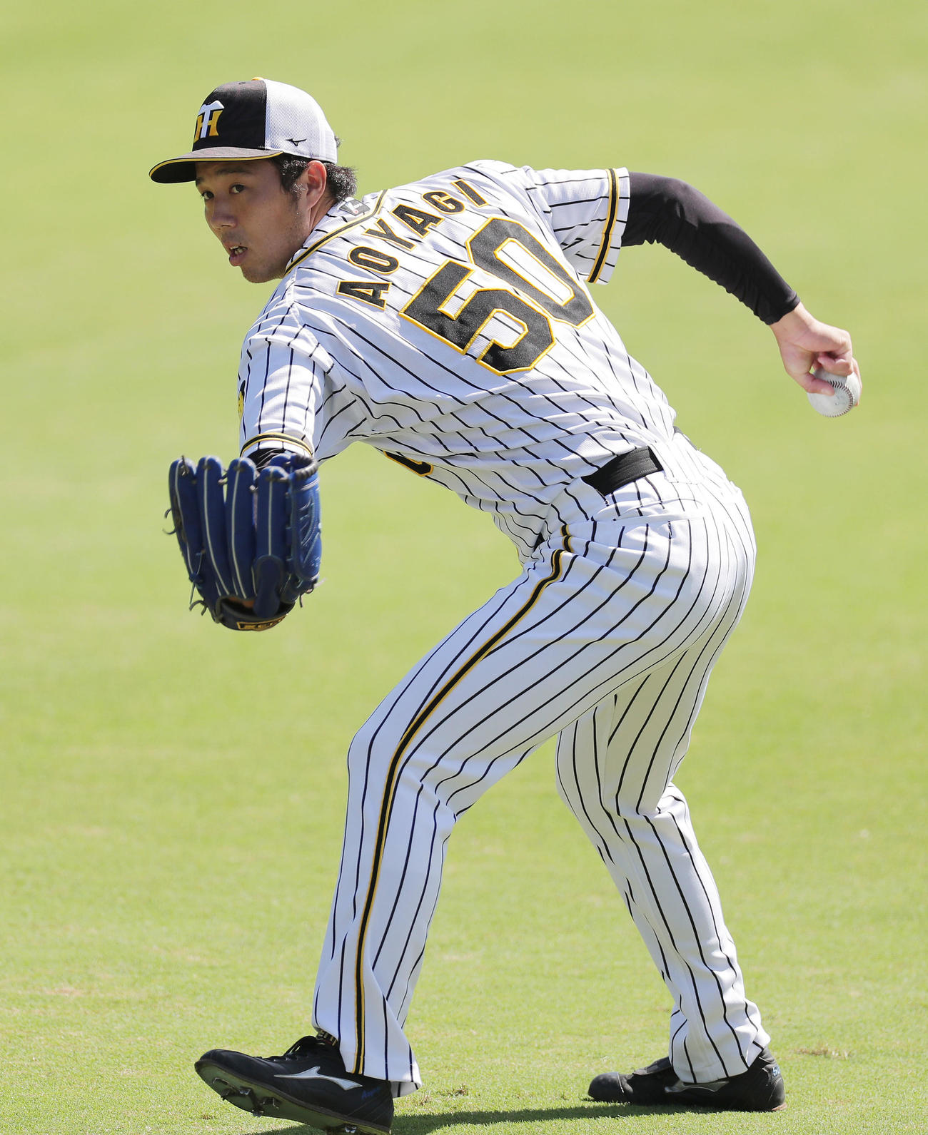 キャッチボールで調整する阪神青柳（撮影・前田充）