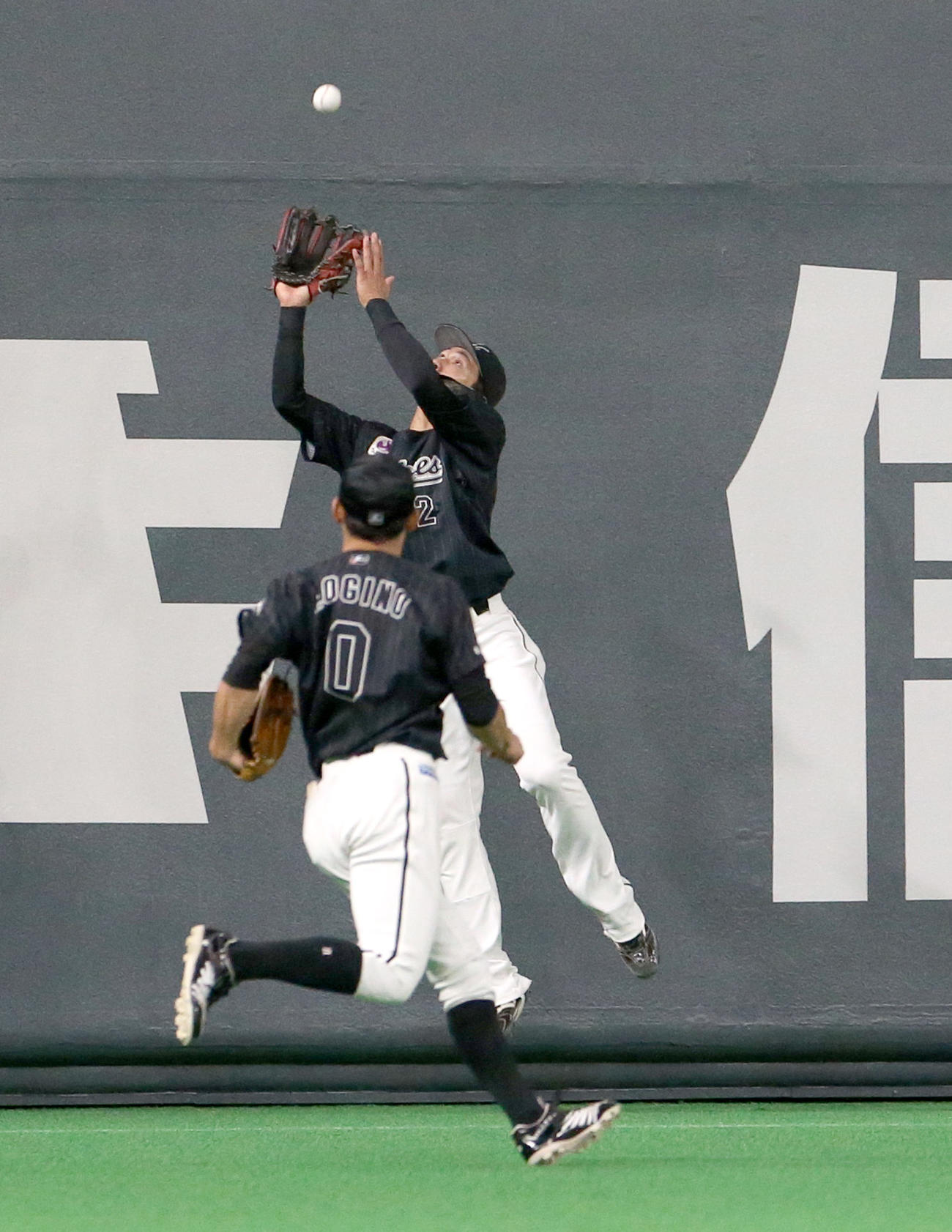 日本ハム対ロッテ　7回裏日本ハム無死、近藤の打球を好捕するロッテ中堅手の藤原（撮影・佐藤翔太）