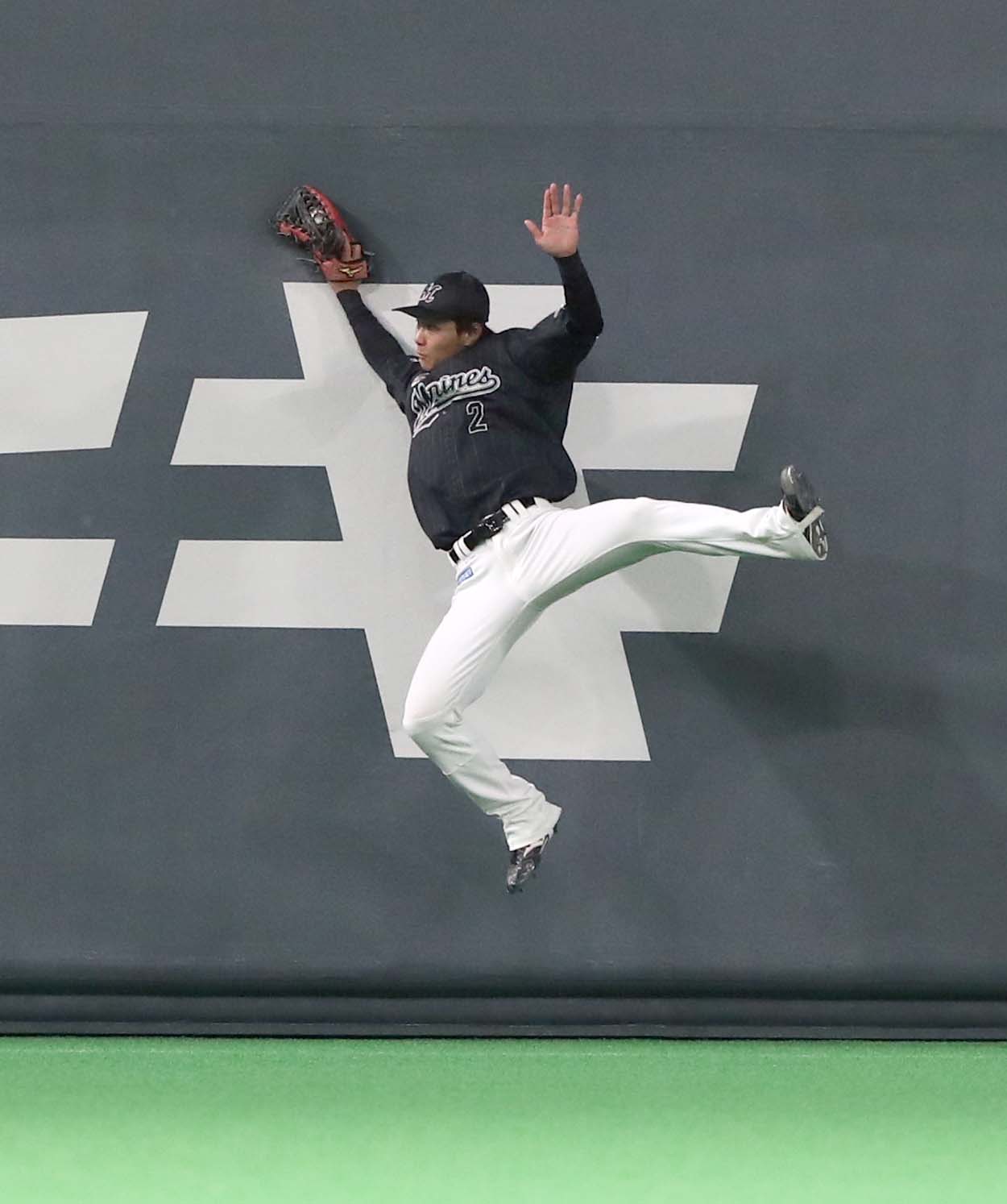 日本ハム対ロッテ　7回裏日本ハム無死、近藤の打球をジャンピングキャッチする藤原（撮影・黒川智章）
