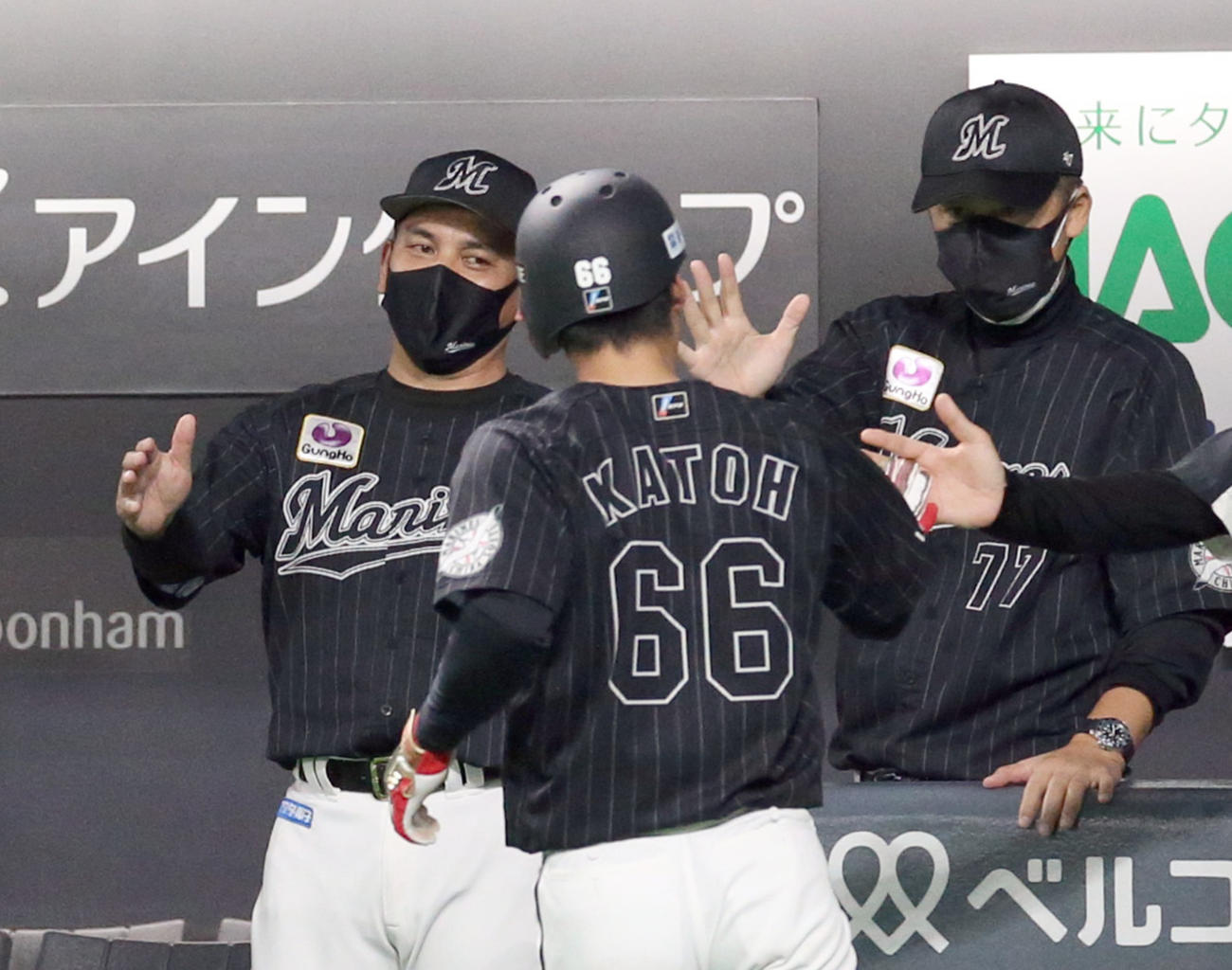 日本ハム対ロッテ　6回表ロッテ1死三塁、藤原の右犠飛で生還した加藤匠馬を出迎える井口監督（左奥）（撮影・佐藤翔太）