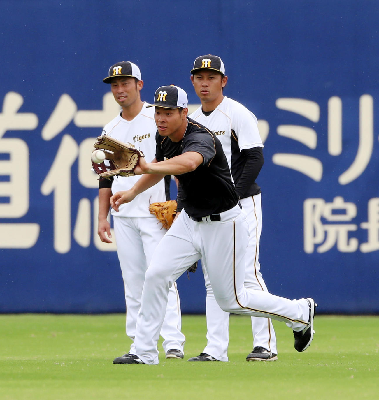 外野でノックを受ける佐藤輝。左は江越、右は高山（2021年9月17日撮影）