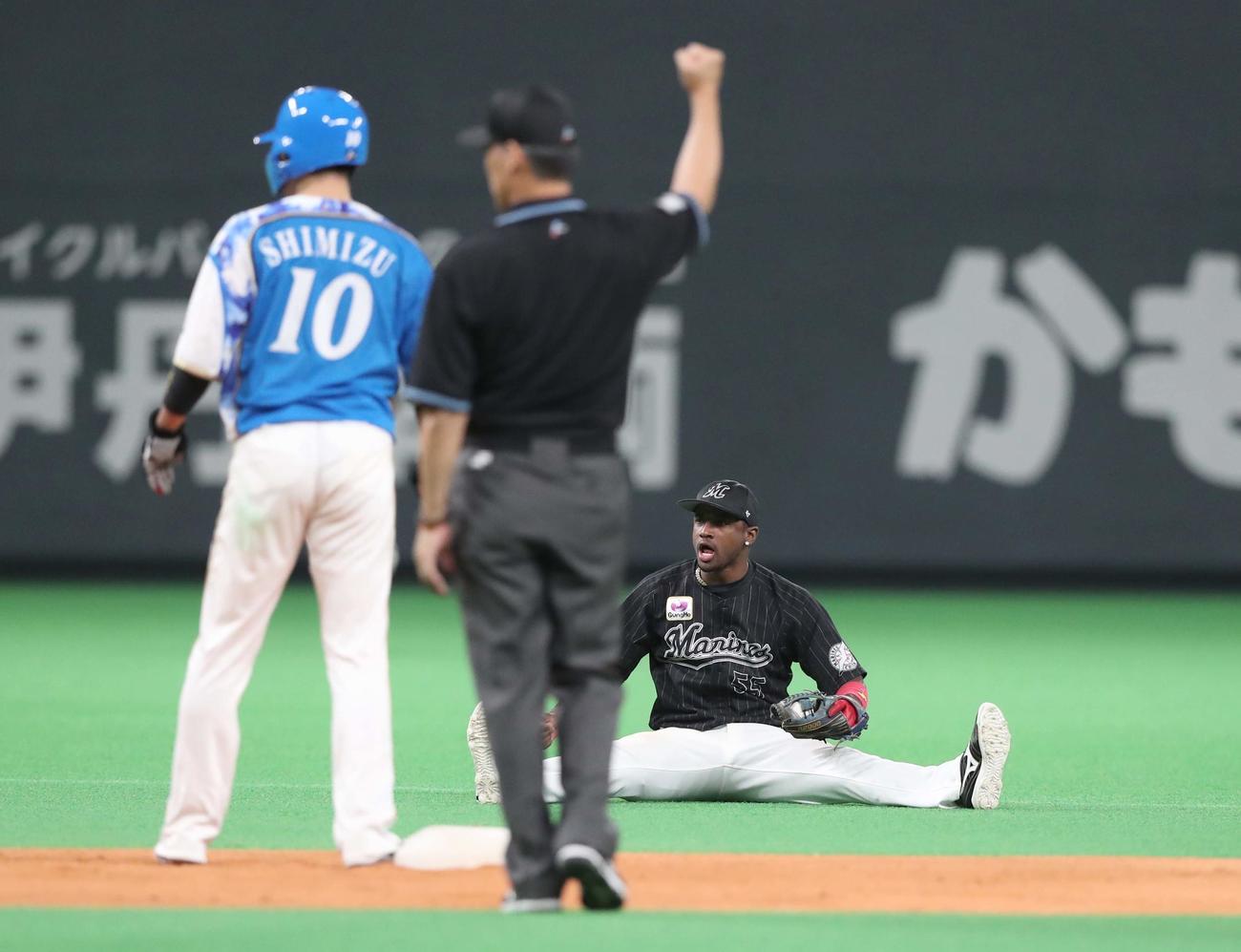 日本ハム対ロッテ　8回裏日本ハム1死二、三塁、西川の遊直をダイビングキャッチし叫ぶエチェバリア（撮影・黒川智章）