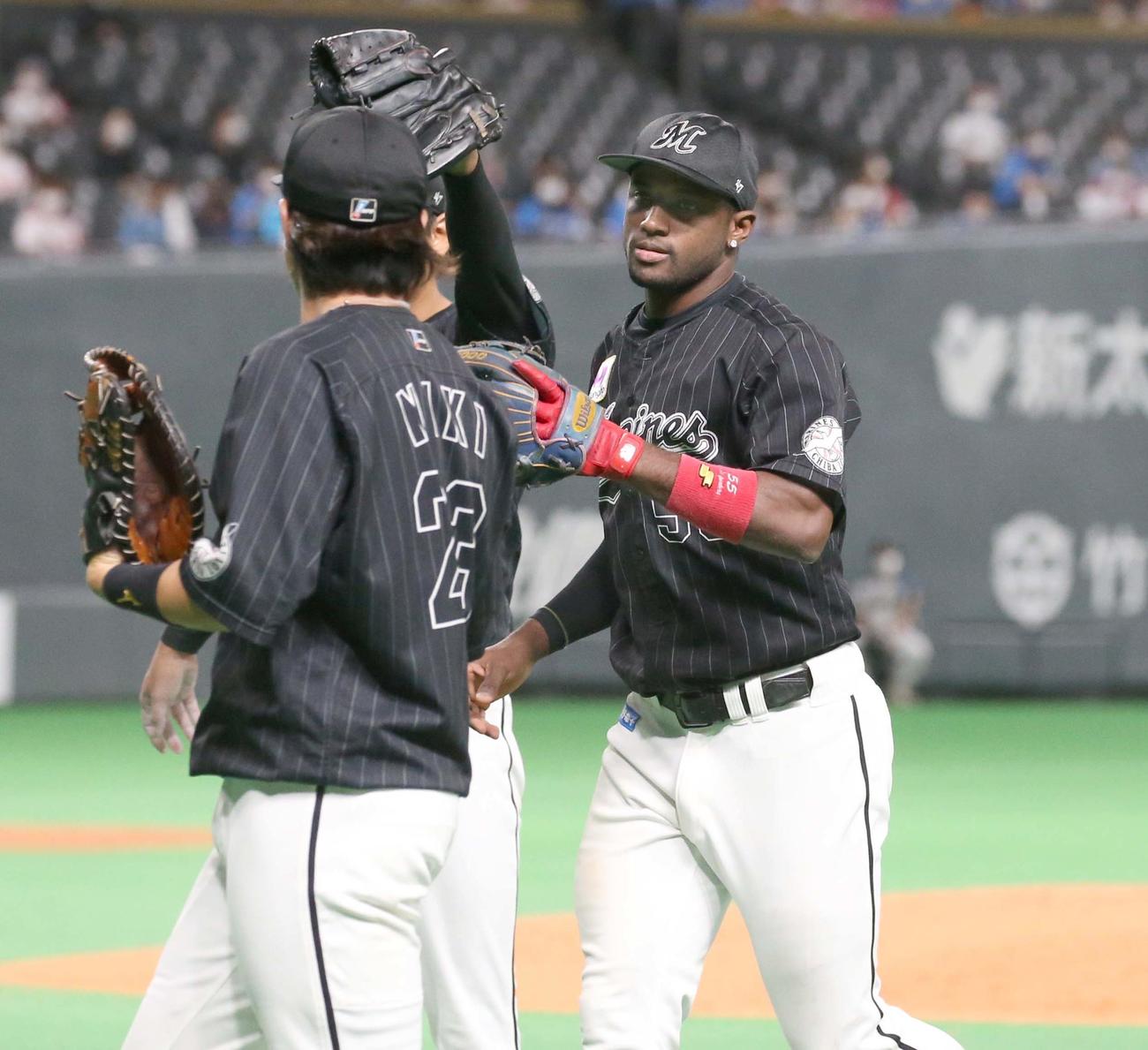 日本ハム対ロッテ　8回裏、好守を見せたエチェバリアはナインに出迎えられる（撮影・黒川智章）