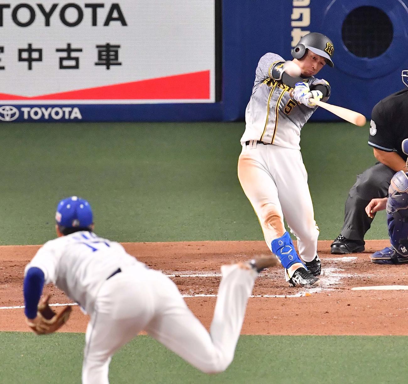 阪神対中日　3回表阪神1死二塁、右フェンス直撃の先制適時二塁打を放つ近本（撮影・上田博志）