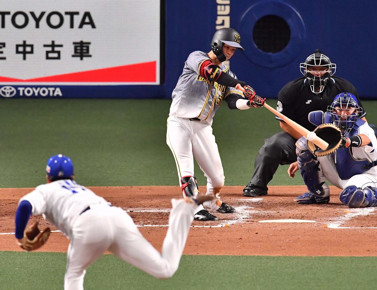 阪神対中日　3回表阪神1死二塁、中前に適時打を放つ中野（撮影・上田博志）