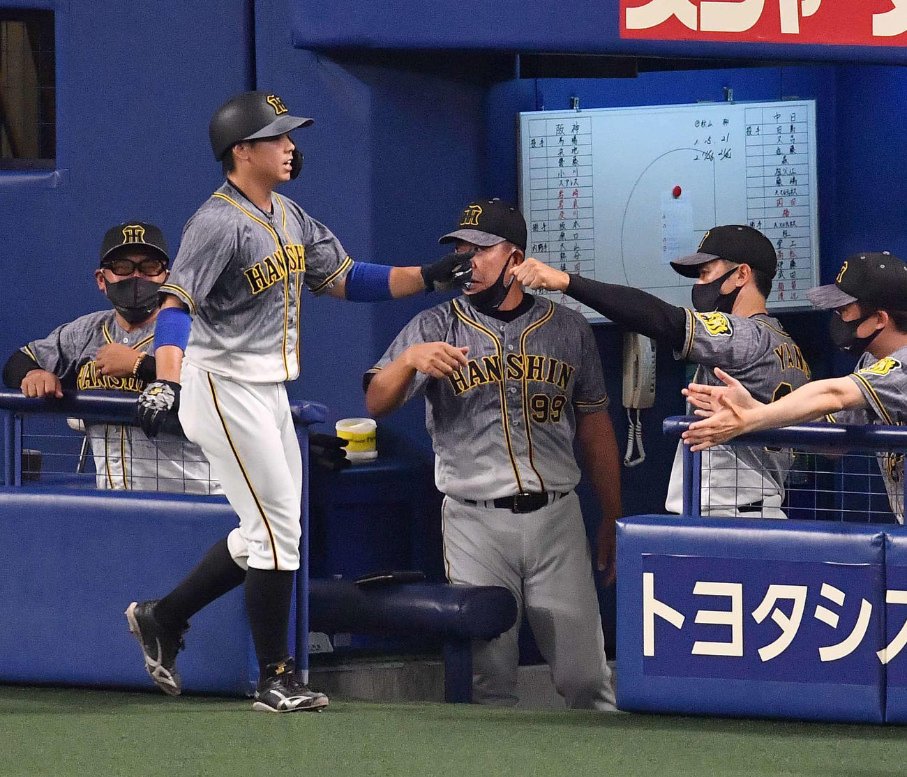 阪神対中日　3回表阪神1死二塁、近本の先制適時二塁打で生還し矢野監督（右から2人目）とグータッチする梅野（撮影・上田博志）