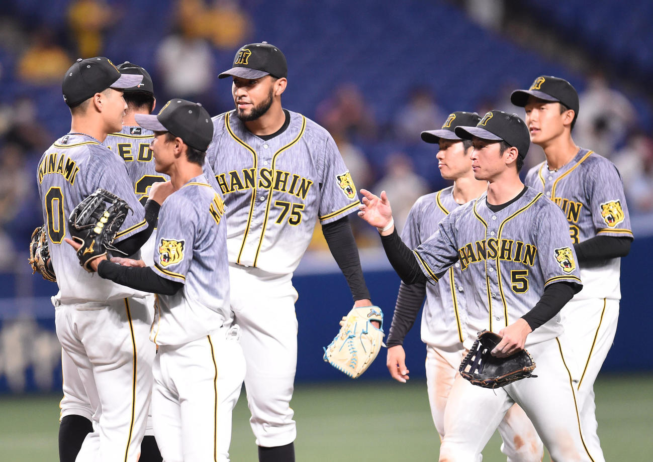 中日対阪神　試合終了、勝利を喜ぶスアレスら阪神ナイン（撮影・森本幸一）