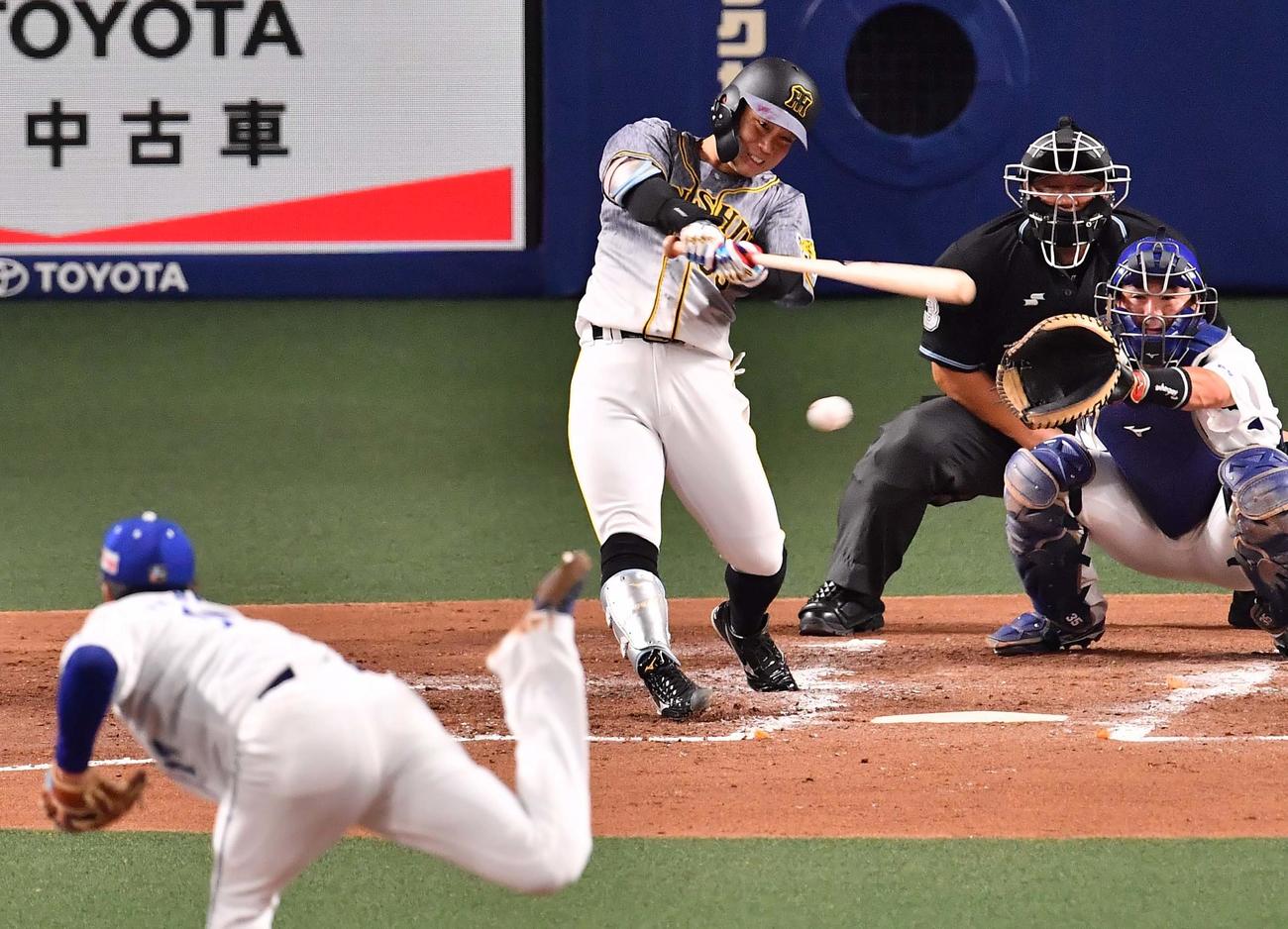 阪神対中日　3回表阪神1死一塁、右前安打を放つ糸原（撮影・上田博志）