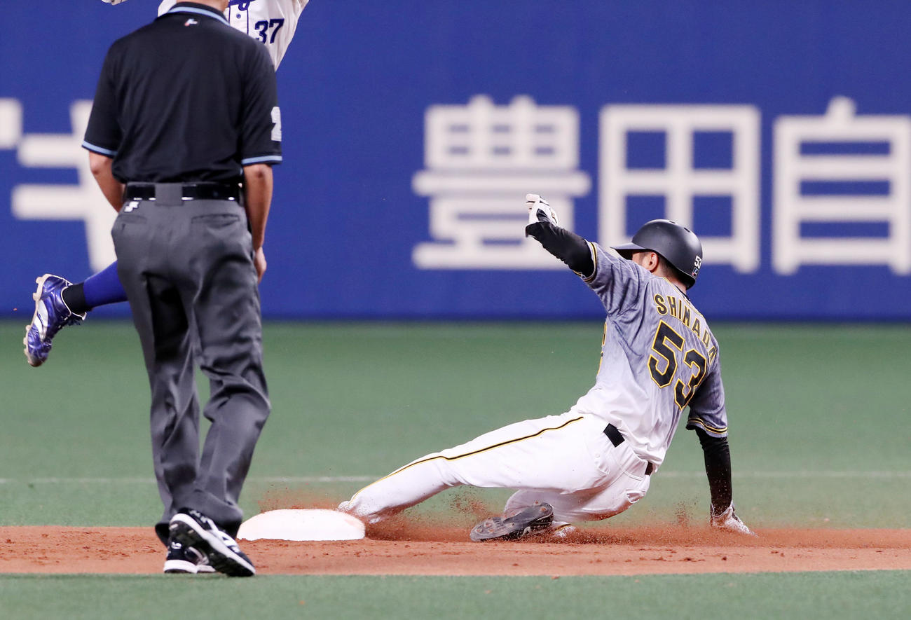 中日対阪神　9回表阪神無死一塁、一塁走者島田は二塁盗塁を決める（撮影・加藤哉）