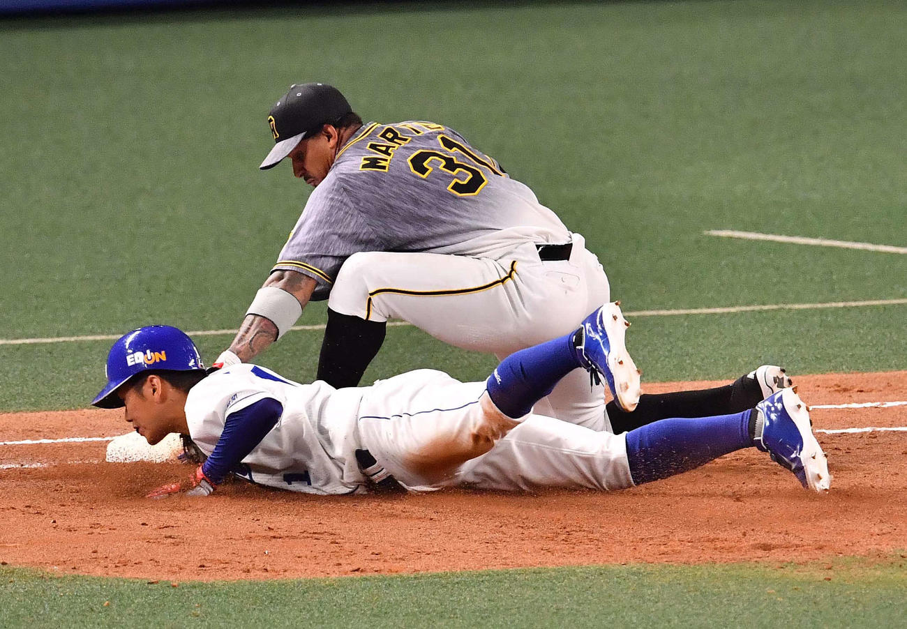 阪神対中日　5回裏中日無死一塁、梅野からのけん制でアウトとなる京田。一塁手はマルテ（撮影・上田博志）