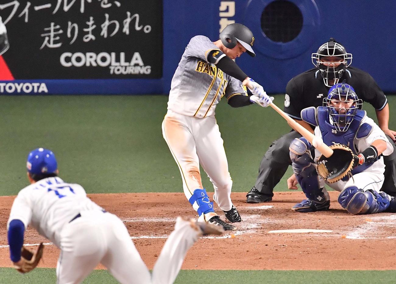 阪神対中日　5回表阪神1死、中前安打を放つ近本（撮影・上田博志）