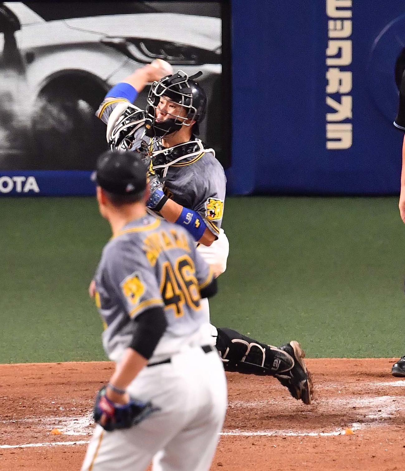 阪神対中日　5回裏中日無死一塁、梅野は一塁けん制で京田を刺す（撮影・上田博志）