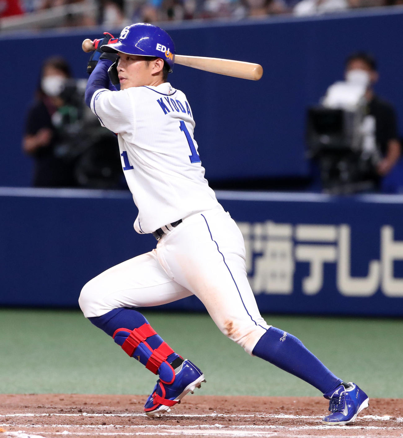 中日対阪神　6回裏中日2死二、三塁、京田は中前適時打を放つ（撮影・加藤哉）