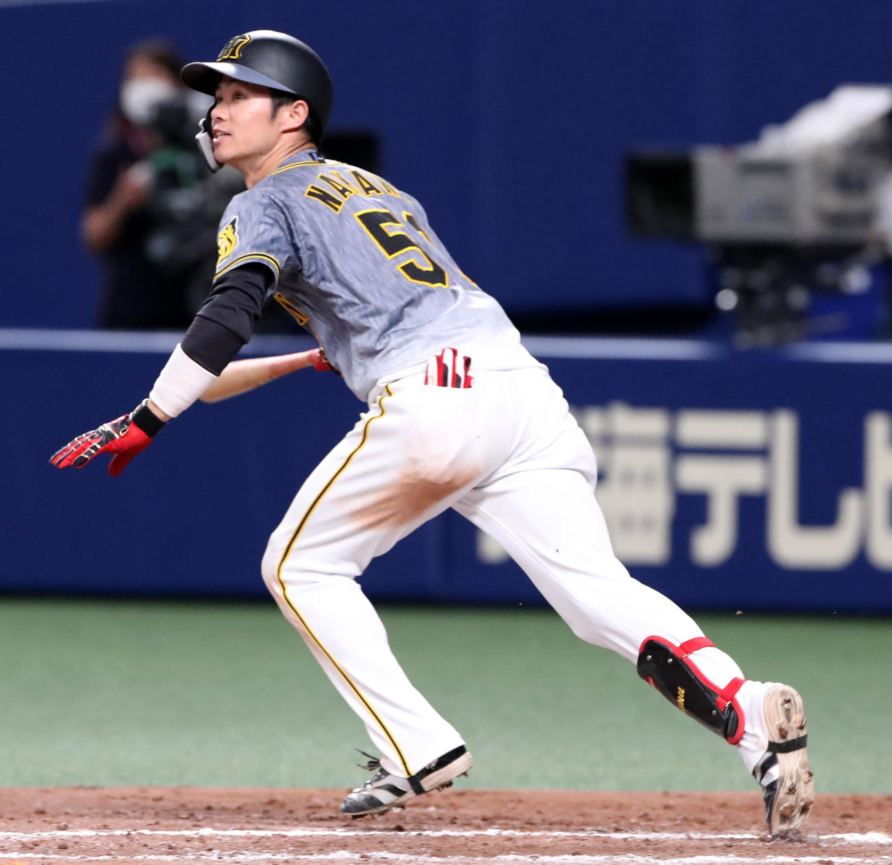 中日対阪神　8回表阪神1死、中野は左線二塁打を放つ（撮影・加藤哉）