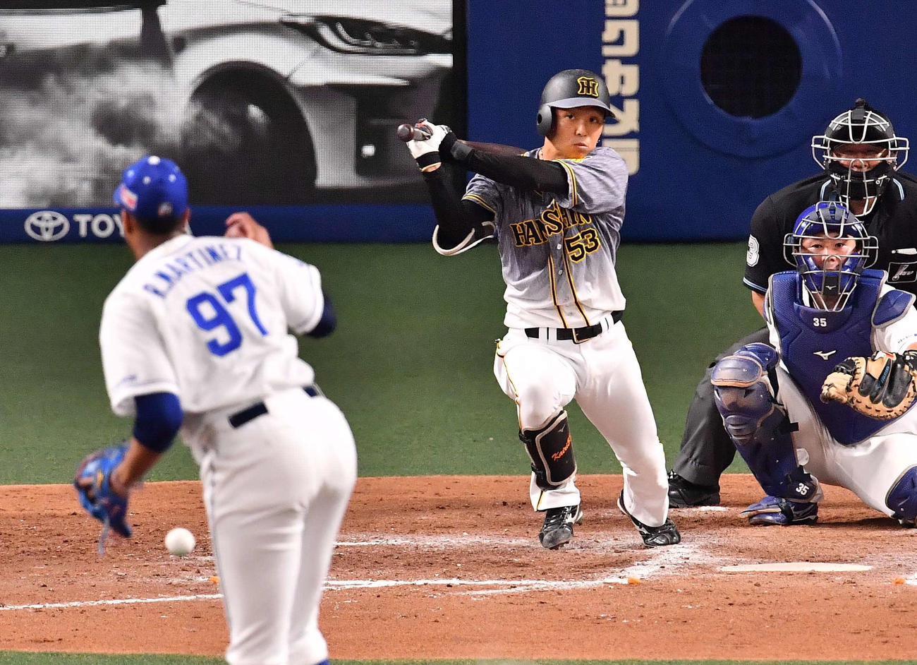 阪神対中日　9回表阪神無死、二塁内野安打を放つ島田（撮影・上田博志）