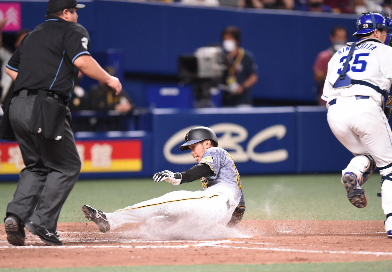 中日対阪神　9回表阪神1死三塁、島田は木浪の左犠飛で生還する（撮影・森本幸一）