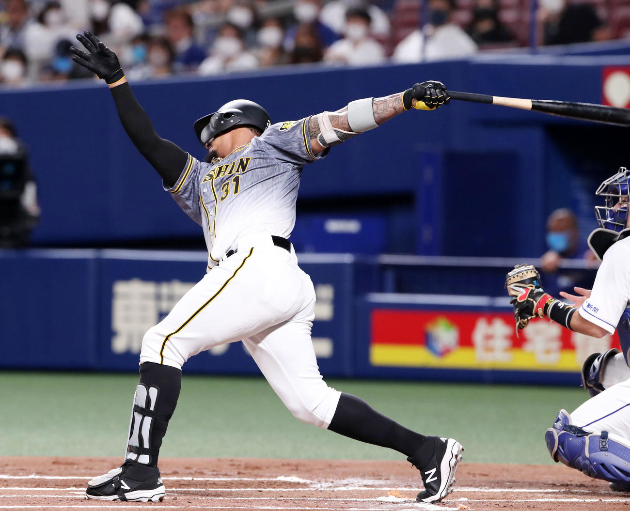 中日対阪神　1回表阪神1死一、二塁、マルテは空振り三振（撮影・加藤哉）
