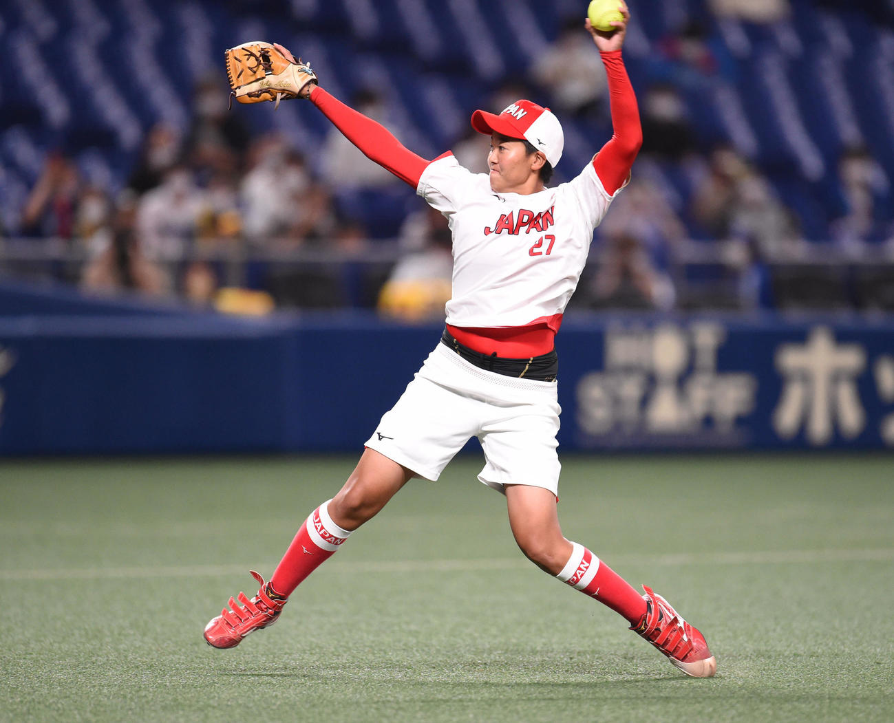 中日対阪神　　試合前、セレモニアルピッチを行った東京2020五輪ソフトボール日本代表の後藤（撮影・森本幸一）