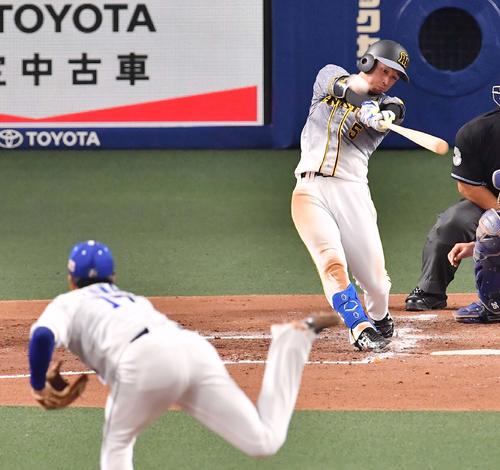 阪神対中日　3回表阪神1死二塁、右フェンス直撃の先制適時二塁打を放つ近本（撮影・上田博志）