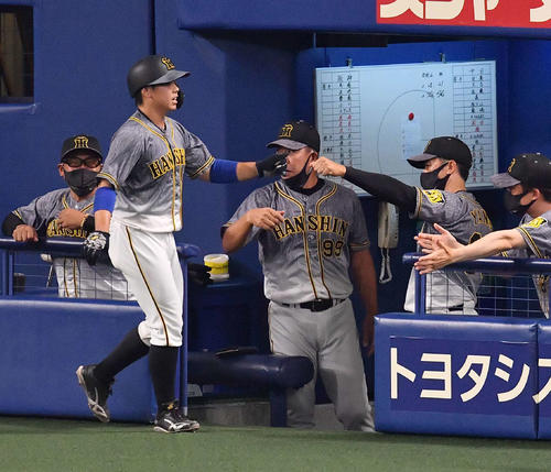 阪神対中日　3回表阪神1死二塁、近本の先制適時二塁打で生還し矢野監督（右から2人目）とグータッチする梅野（撮影・上田博志）