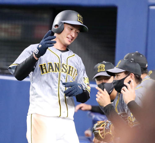 中日対阪神　3回表阪神1死二塁、二塁走者近本は中野の中前適時打で生還（撮影・加藤哉）