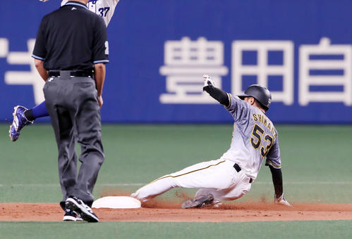 中日対阪神　9回表阪神無死一塁、一塁走者島田は二塁盗塁を決める（撮影・加藤哉）