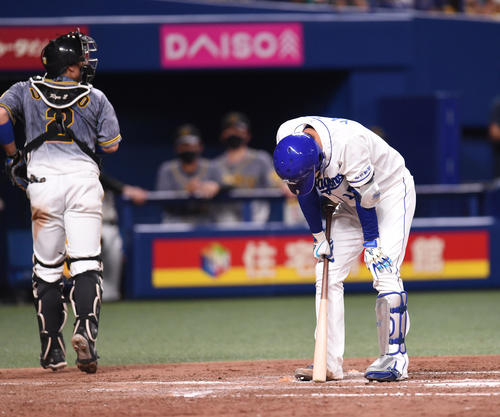 中日対阪神　4回裏中日2死満塁、三振に倒れる柳（撮影・森本幸一）