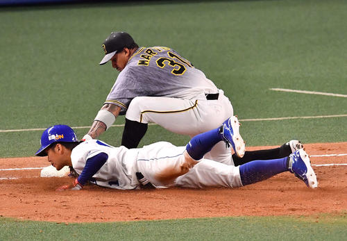 阪神対中日　5回裏中日無死一塁、梅野からのけん制でアウトとなる京田。一塁手はマルテ（撮影・上田博志）