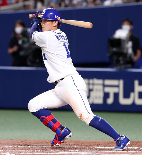 中日対阪神　6回裏中日2死二、三塁、京田は中前適時打を放つ（撮影・加藤哉）