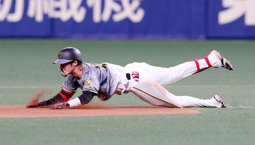 中日対阪神　8回表阪神1死、中野は左線二塁打を放ちヘッドスライディングを決める（撮影・加藤哉）