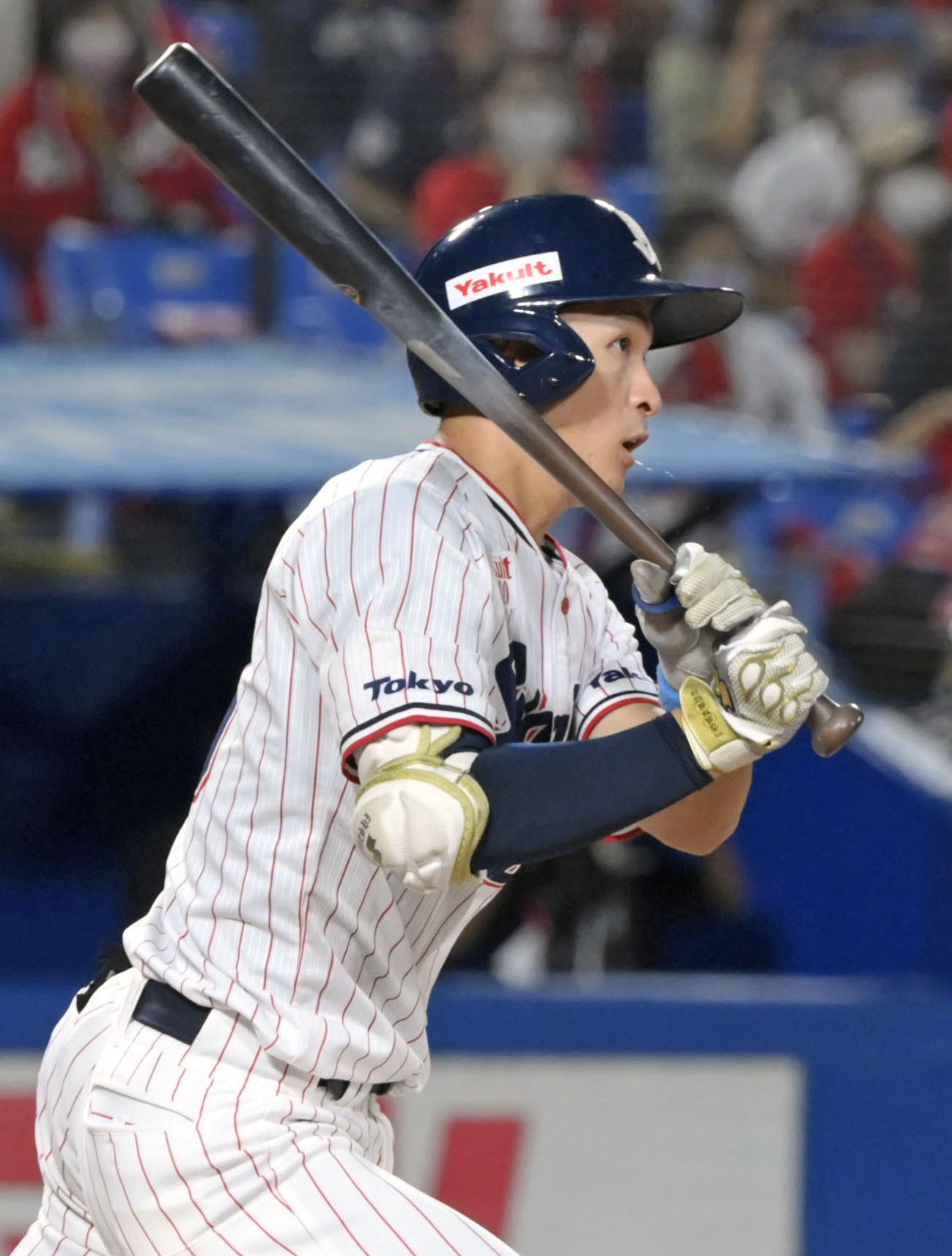 8回裏ヤクルト1死、代打宮本は右前打を放つ