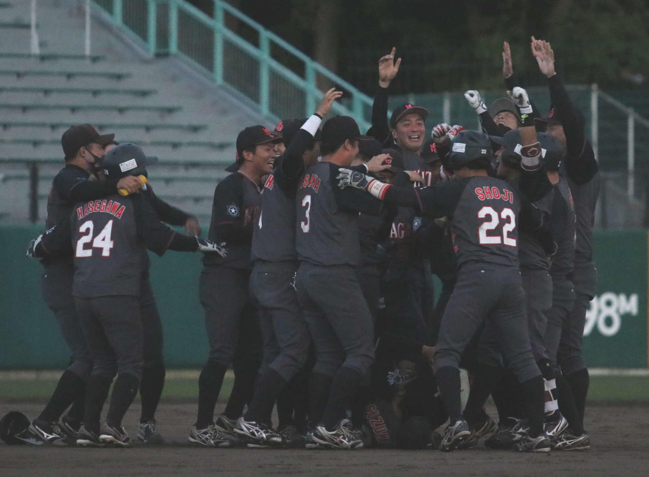 都市対抗出場を決め喜ぶ北海道ガスの選手たち（撮影・山崎純一）