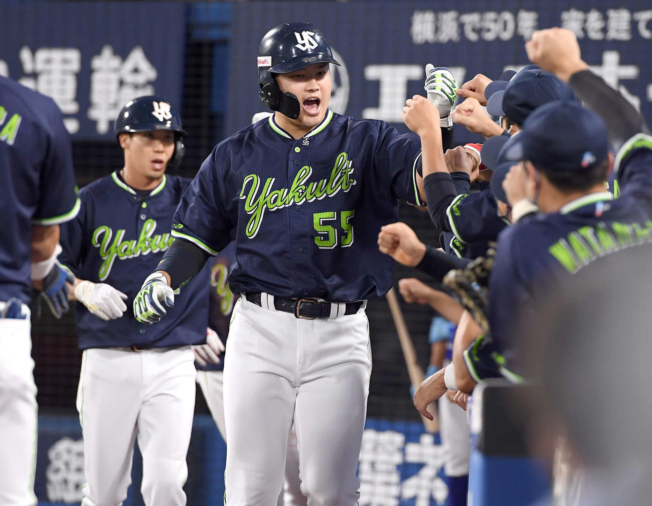 DeNA対ヤクルト　1回表ヤクルト無死満塁、満塁本塁打を放ちナインとハイタッチする村上（撮影・たえ見朱実）