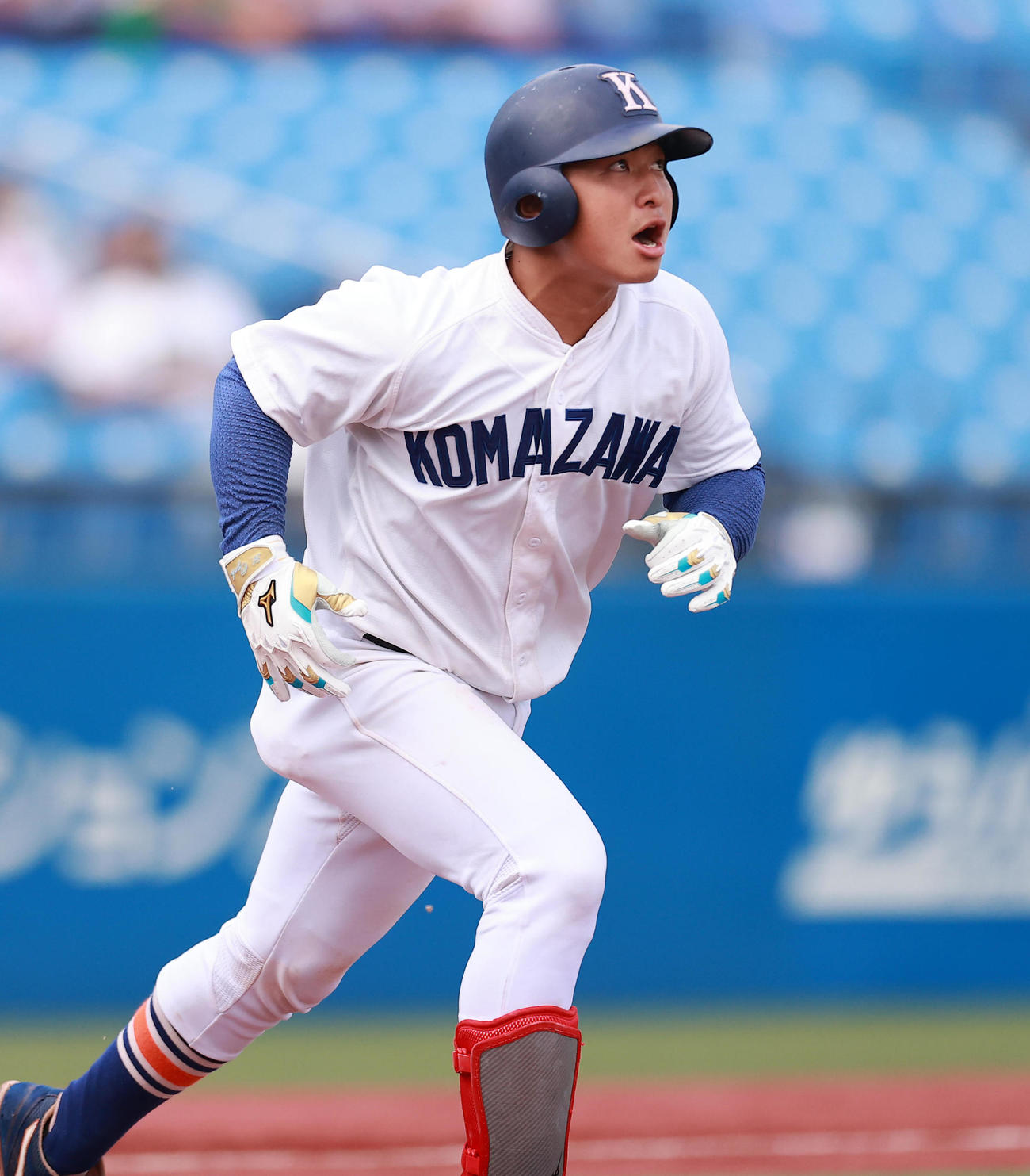 亜大対駒大　6回裏駒大無死、右越え本塁打を放つ岩本（撮影・野上伸悟）