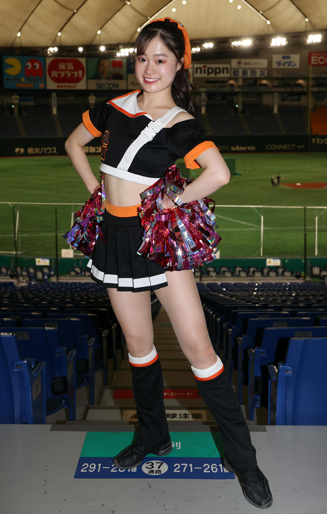クールにポーズを決めるVENUS（ヴィーナス）の市川珠葵さん（撮影・狩俣裕三）
