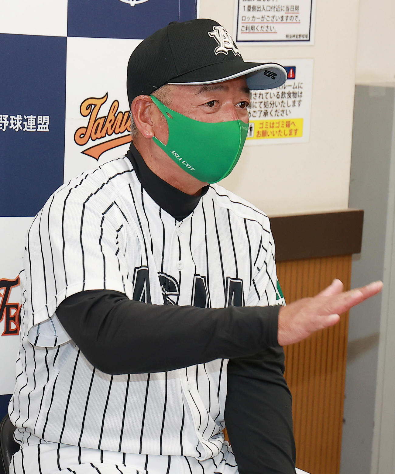 亜大対駒大　試合後に会見する亜大・生田監督（撮影・野上伸悟）